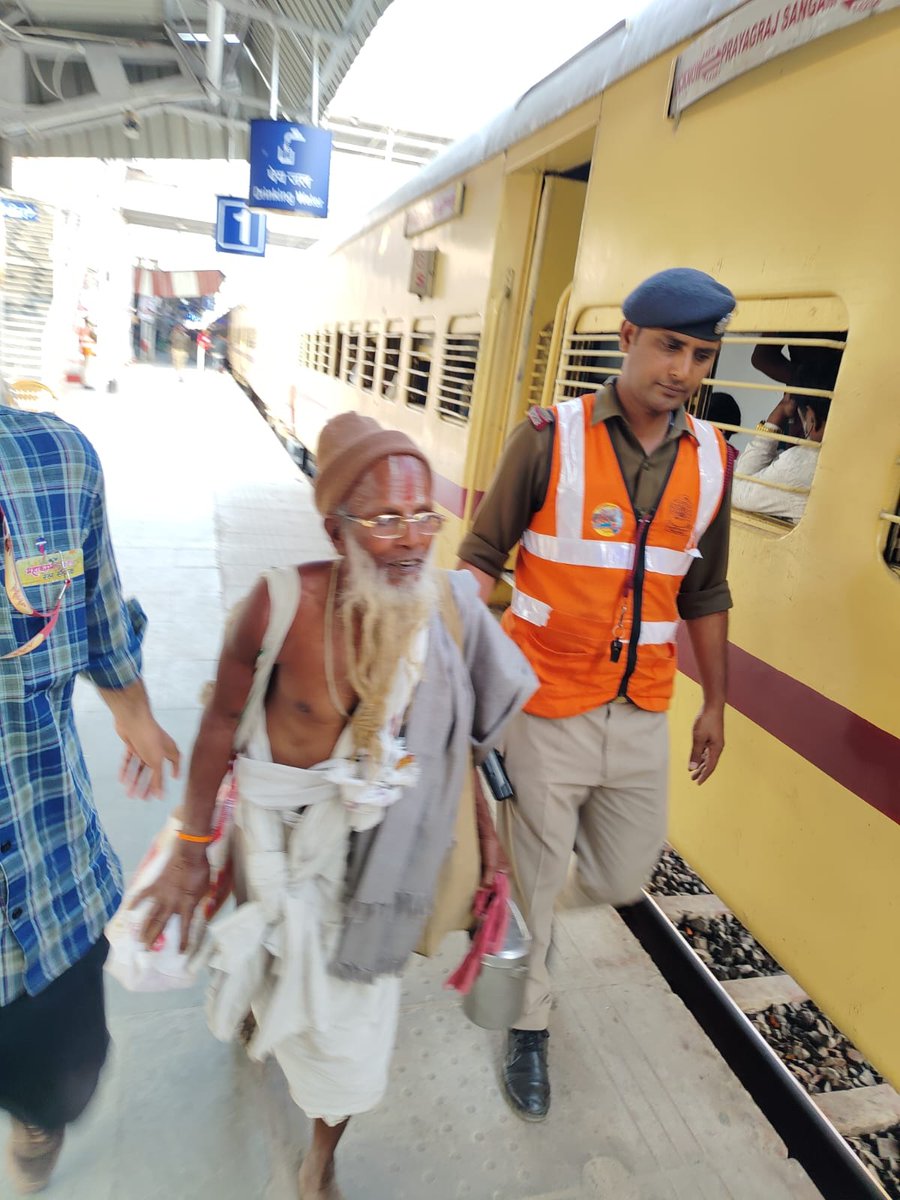 RailwayNorthern's tweet photo. सेवा ही समर्पण!

महाकुम्भ में आने वाले श्रद्धालुओं की सेवा में तत्पर रेल कर्मयोगी।

#MahaKumbh2025 @MahaKumbh_2025 https://t.co/xCHA2jAsTN