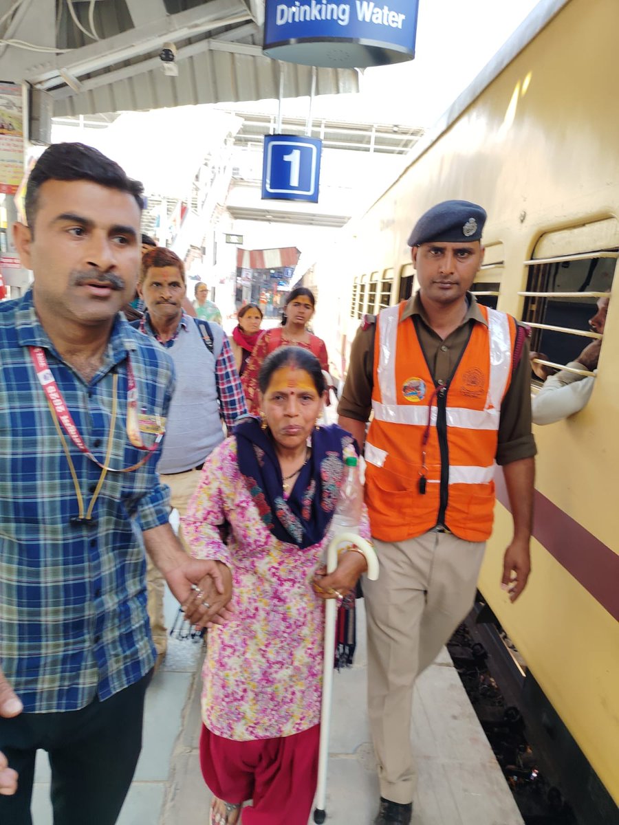 RailwayNorthern's tweet photo. सेवा ही समर्पण!

महाकुम्भ में आने वाले श्रद्धालुओं की सेवा में तत्पर रेल कर्मयोगी।

#MahaKumbh2025 @MahaKumbh_2025 https://t.co/xCHA2jAsTN