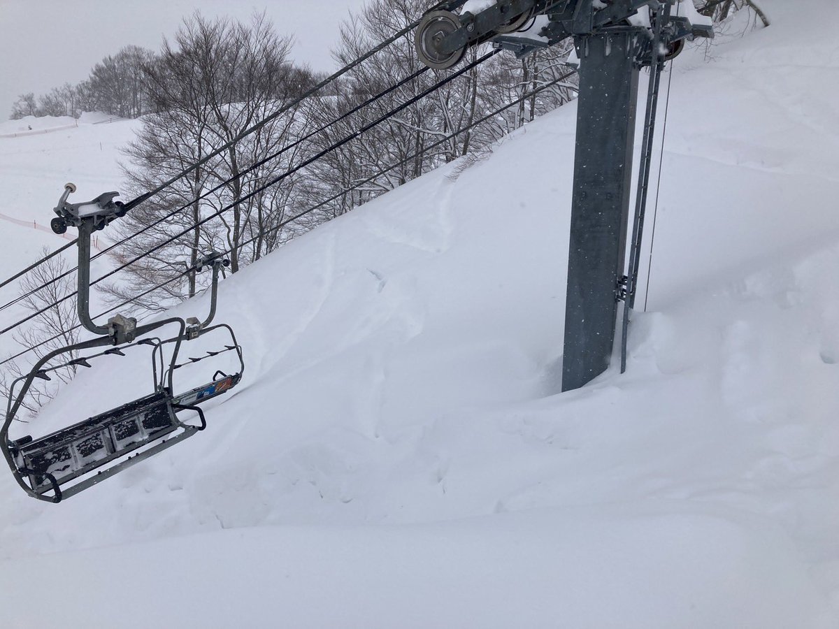 GALA_yuzawa's tweet photo. 【明日2月21日大雪のため営業休止】

明日2月21日（金）は、連日の大雪により
スキー場を安全に運営することが困難なため、終日営業休止とさせていただきます。

連日、ゲレンデやリフト線下の除雪をしておりますが、とてつもない雪の量です…。

ご来場予定のみなさまには大変ご迷惑をおかけいたしますが、ご理解の程お願い申し上げます。

明日は振替先のスキー場をご用意いたしますが、明日の営業体制につきましては下記ページをご確認ください🙇🏻‍♀️🙇🏻🙇🏻‍♀️

https://t.co/KKpFCeQLLO