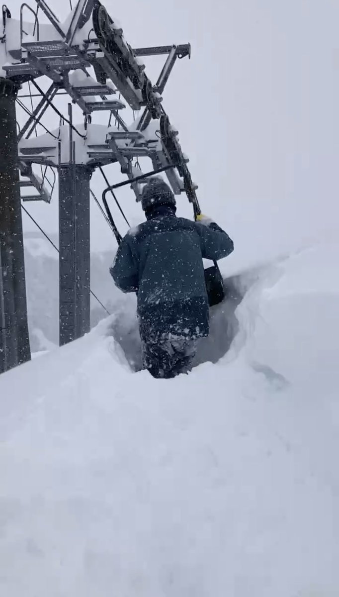 GALA_yuzawa's tweet photo. 【明日2月21日大雪のため営業休止】

明日2月21日（金）は、連日の大雪により
スキー場を安全に運営することが困難なため、終日営業休止とさせていただきます。

連日、ゲレンデやリフト線下の除雪をしておりますが、とてつもない雪の量です…。

ご来場予定のみなさまには大変ご迷惑をおかけいたしますが、ご理解の程お願い申し上げます。

明日は振替先のスキー場をご用意いたしますが、明日の営業体制につきましては下記ページをご確認ください🙇🏻‍♀️🙇🏻🙇🏻‍♀️

https://t.co/KKpFCeQLLO