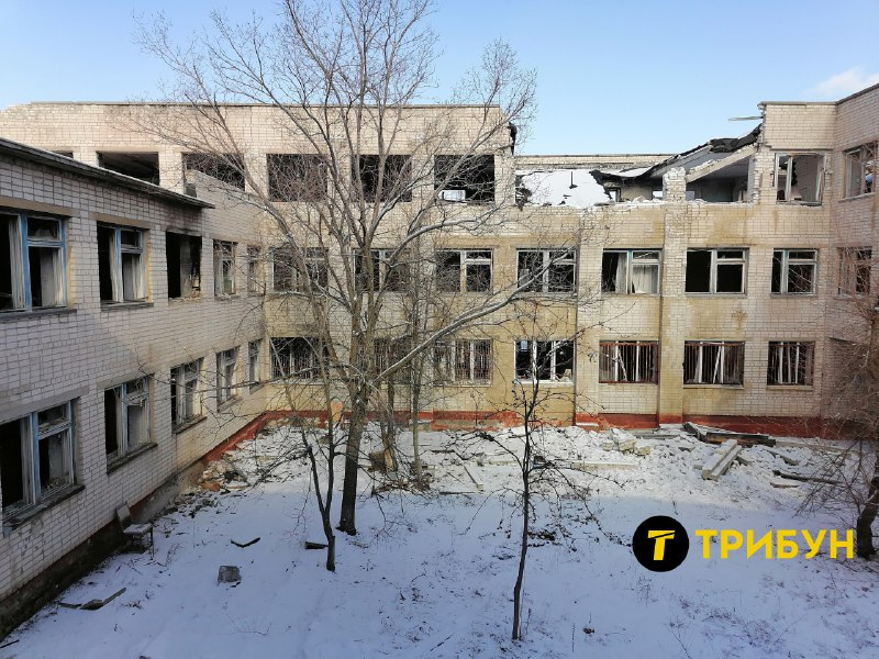 _Denyshchenko's tweet photo. School #14 in occupied Siverskodonetsk

#russiaisaterroriststate #Ukraine #Luhanskoblast #WarinUkraine #StopRussia #UkraineWar #UkraineRussianWar #RussianUkraineWar #StandWithUkraine #RussianWarCrimes https://t.co/2FgHvsI6As