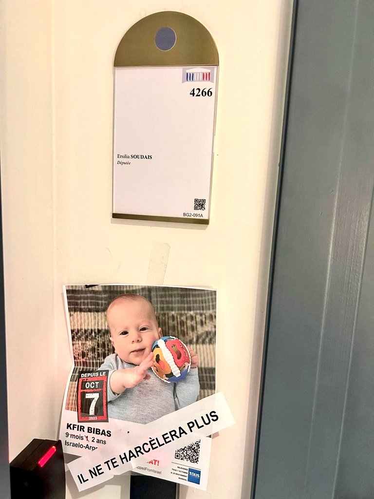 [EXCLU] 
Ce matin de nouveau le visage du petit Kfir Bibas a été affiché sur la porte du bureau parlementaire d'Ersilia Soudais.

Mais cette fois avec cette phrase : 
"Il ne te harcèlera plus."