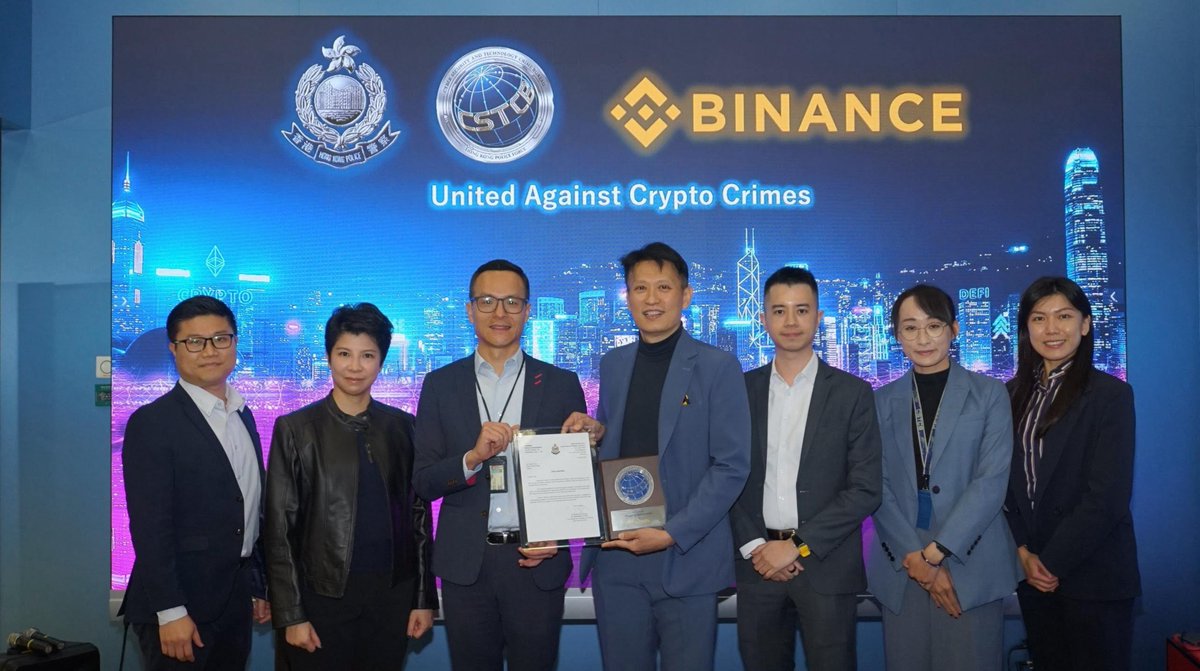 _RichardTeng's tweet photo. I'm truly honored to receive a letter of appreciation and a plaque from the Hong Kong Police Force on behalf of #Binance .

This recognition highlights our commitment to combating virtual asset-related crimes and upholding justice in our community. https://t.co/4AGPra1ayZ
