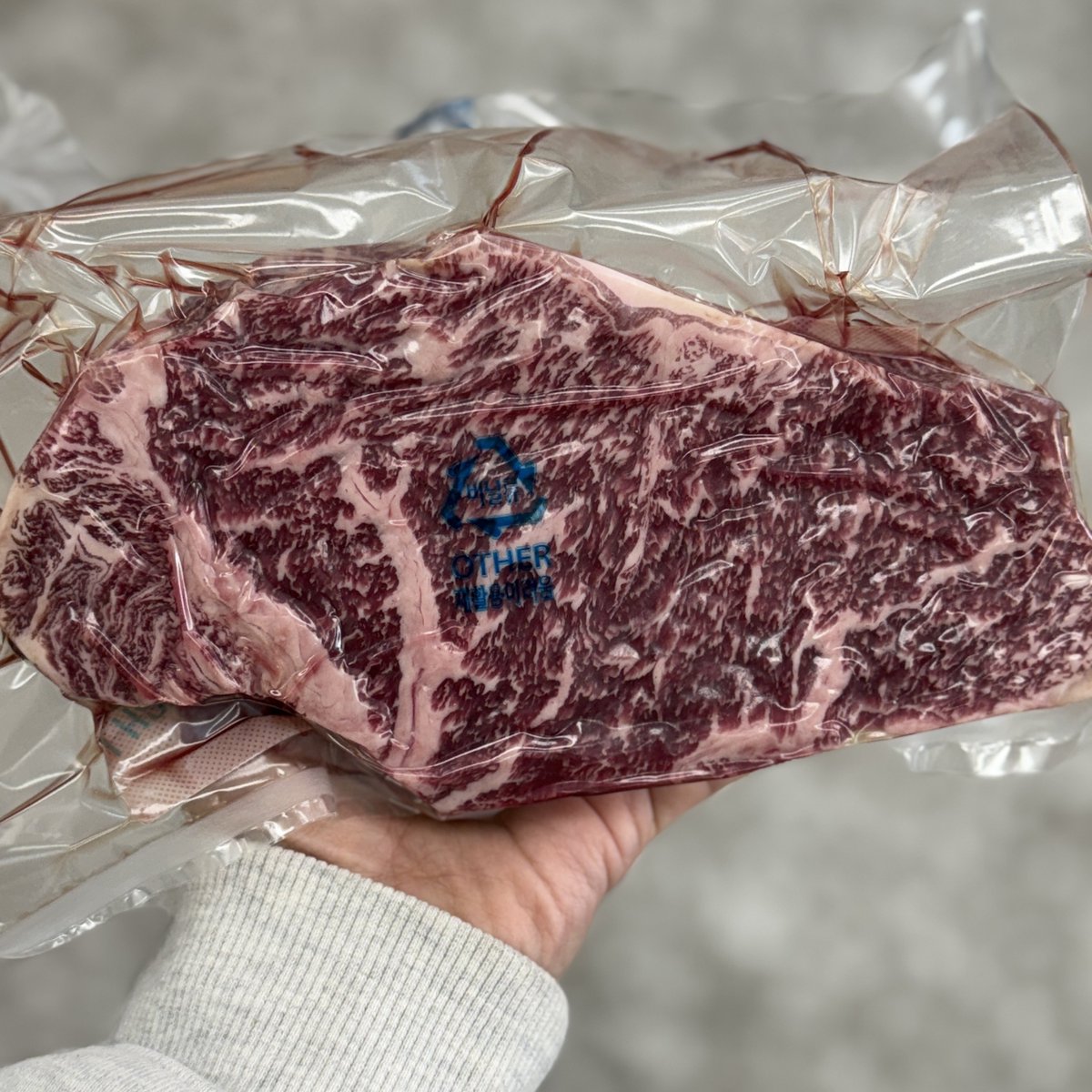 NEVERDIEBAEB's tweet image. [1++ 한우 채끝등심 이벤트🥩]

1. 참여방법 : 해당글 리트윗 + 댓글 : ㄹㅇㅋㅋ
2. 이벤트 상품 : 채끝등심 300g 1팩 / 2명
3. 이벤트 기간 : 2월21일 오전 10시까지