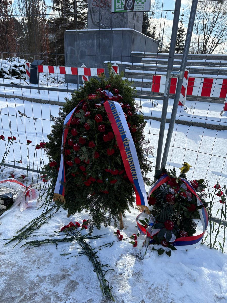 bogusrogalski's tweet photo. Rosyjska prowokacja w #Olsztyn, którym od wielu kadencji rządzi #PO. Obelisk i wieniec naruszają godność #Polacy! Już jako kandydat na prezydenta Olsztyna i w roku 2022 wraz z @JKowalski_posel domagałem się usunięcia obelisku Armii Czerwonej w centrum miasta. @wPolityce_pl https://t.co/FBx7tItCjB