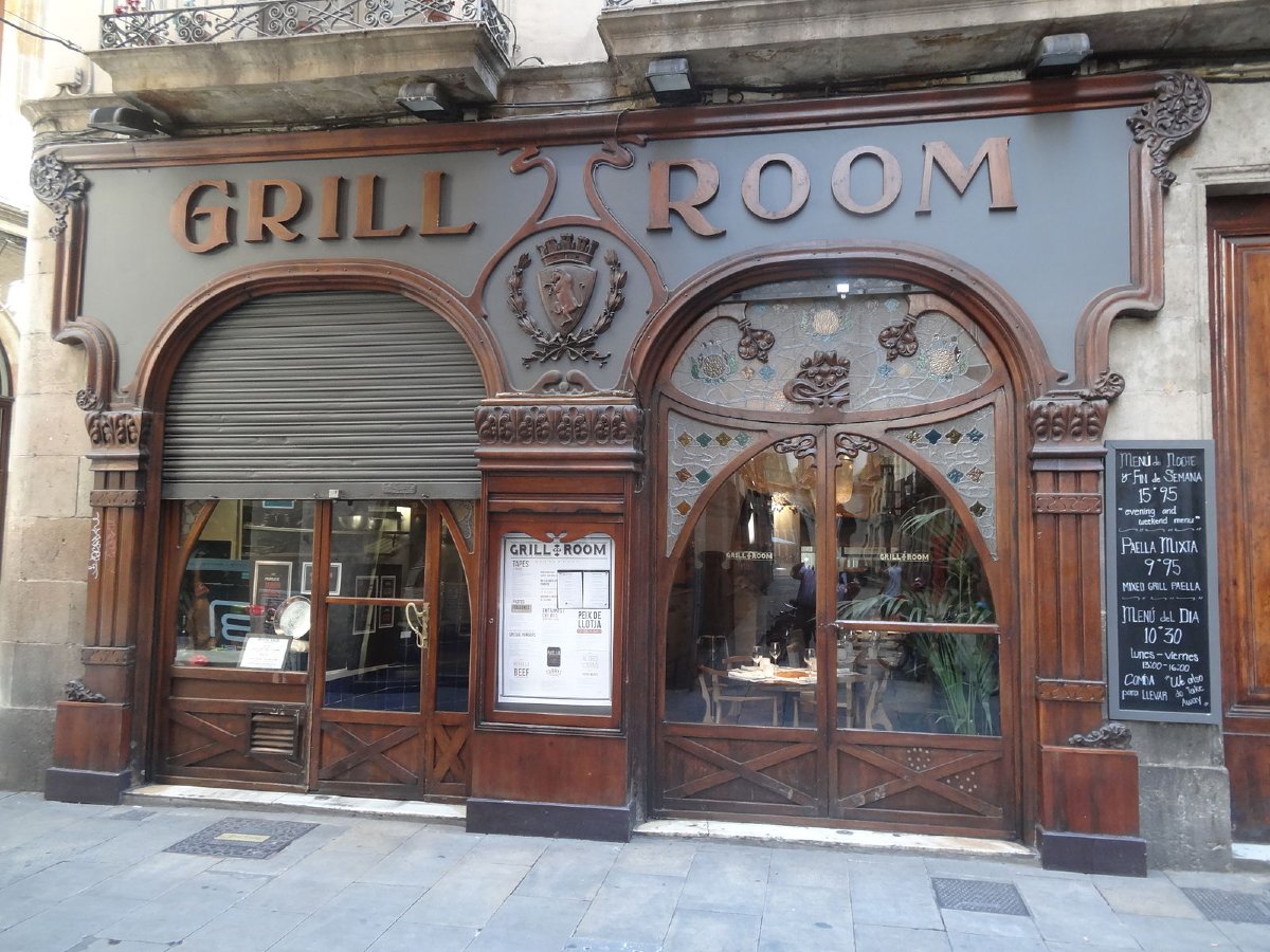 El Grill Room és un bar amb història! Era l’Antic Petit Torino, un local que va obrir Flaminio Mezzalama, un torinès establert a Barcelona i representant de vermuts 🍸. El bar, que encara està obert, té façana i decoració d’estil modernista. 

📍C. Escudellers, 8, Barcelona.
