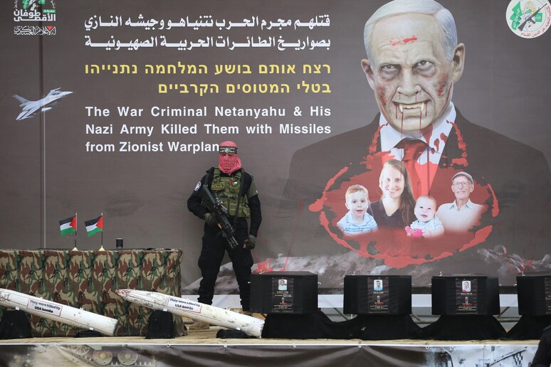 gadlernertweet's tweet photo. La messinscena allestita da #Hamas con la caricatura di #Netanyahu dietro alle bare degli ostaggi mira a far dimenticare che sono stati loro a rapire bambini e adulti innocenti per farne merce di scambio. Un crimine, altro che resistenza, seguito dalla catastrofe dei palestinesi https://t.co/km8nVRhDA8