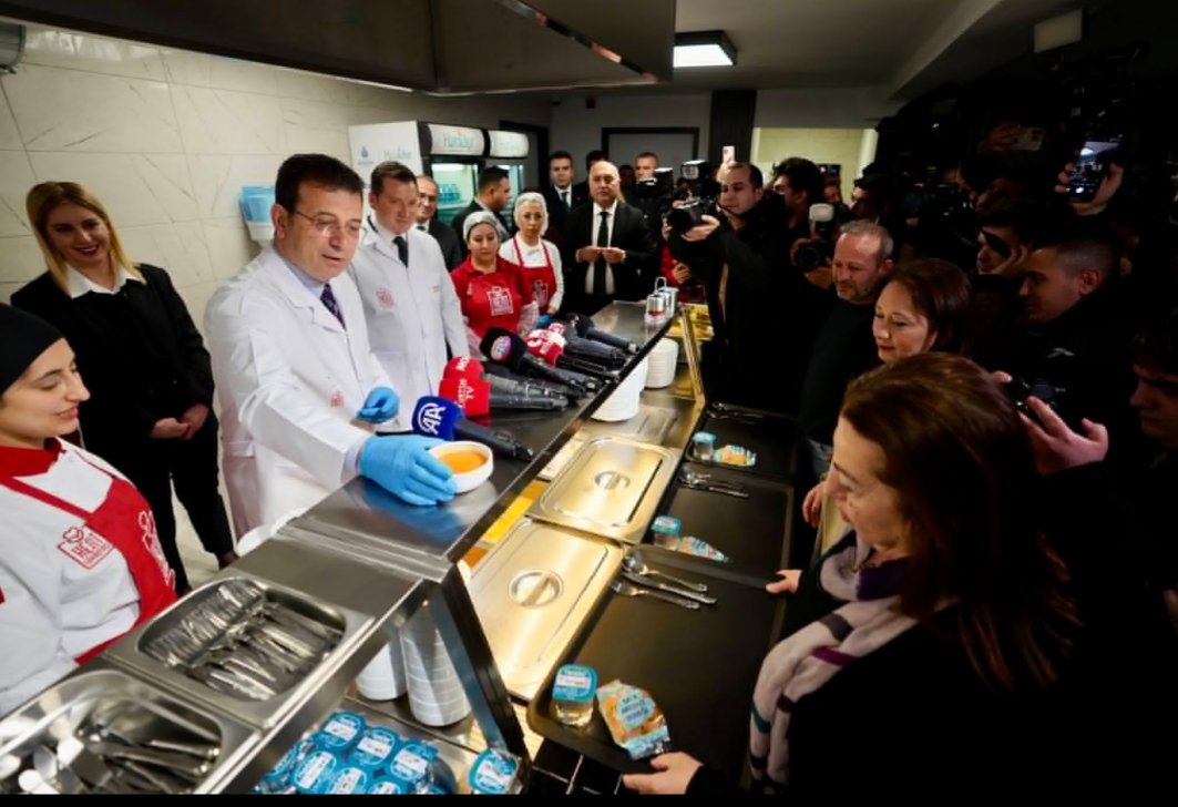 Otobüs geç gelebilir ya da gelmez iç bi çorba unutursun
Metrobüs yolda kalabilir dert etme iç bi çorba unutursun
Metroyu su basmış ayakların Islanmış iç bi çorba unutursun 
İskele buz tutmuş vapur iptal olmuş iç bi çorba unutursun
Araçlar yollarda kalmış hiç sorun etme iç bi
