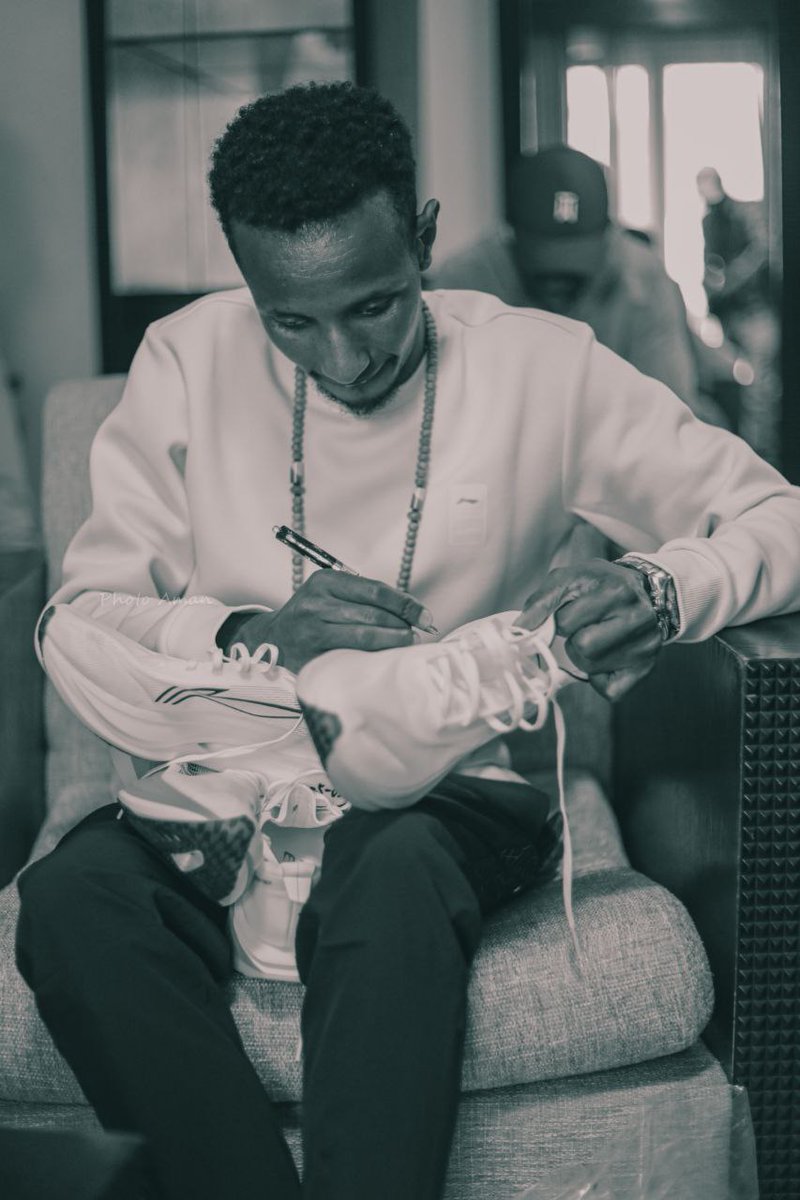 angasurunning's tweet image. Photo of the week. 

Selemon Barega sponsored by Li-Ning.