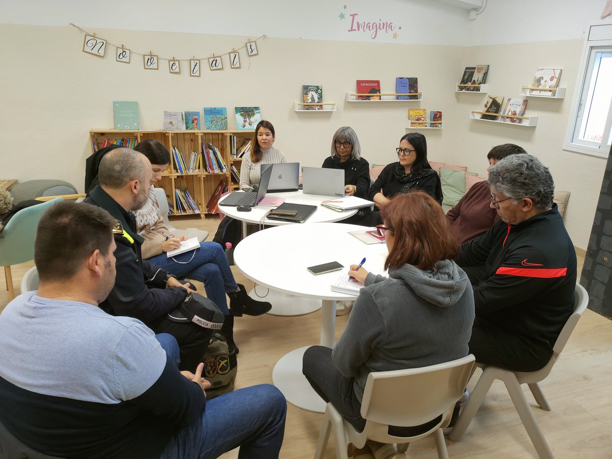 📢 Trobada de treball amb les direccions dels centres educatius #Montgat a <a href="/espriumontgat/">Escola Salvador Espriu</a>.👉Presentació de l'Inspector en Cap de la Policia local que ofereix formació viària i en ciberseguretat per a l'alumnat de les escoles. <a href="/escolanorai/">escola norai</a> <a href="/escola_marina/">Escola Marina</a> <a href="/InsThalassa/">InstitutThalassa</a>