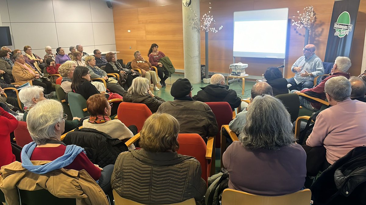 🫀Amb la sala plena de gom a gom, el Dr. Comín, director clínic de l’Àrea de Malalties del Cor de l’#hbellvitge i l’#HospitaldeViladecans, va impartir una xerrada per a la ciutadania, sobre com entendre la insuficiència cardíaca.
👉Us deixem aquí les principals conclusions: