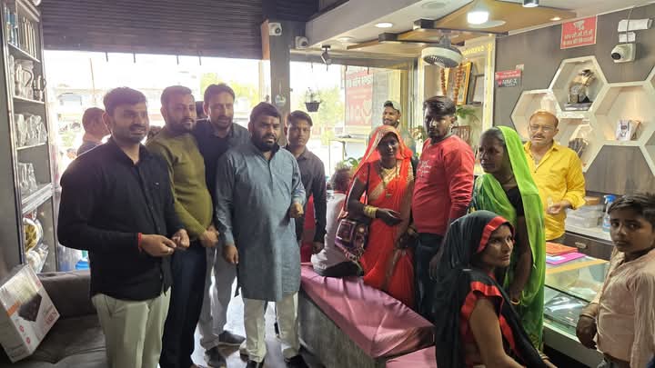 PAvashthi's tweet photo. श्री बागेश्वर धाम पीठ पर होने जा रही 251 कन्या विवाह एवं कैंसर हॉस्पिटल के शिलान्यास कार्यक्रम का भाजपा मंडल बमीठा के द्वारा पीले चावल का वितरण किये जा रहा है। शिलान्यास समारोह में प्रधानमंत्री माननीय श्री नरेन्द्र मोदी जी का आगमन हो रहा है।। @ArvindPateriyaa @BJP4MP https://t.co/35mDJaWgBb