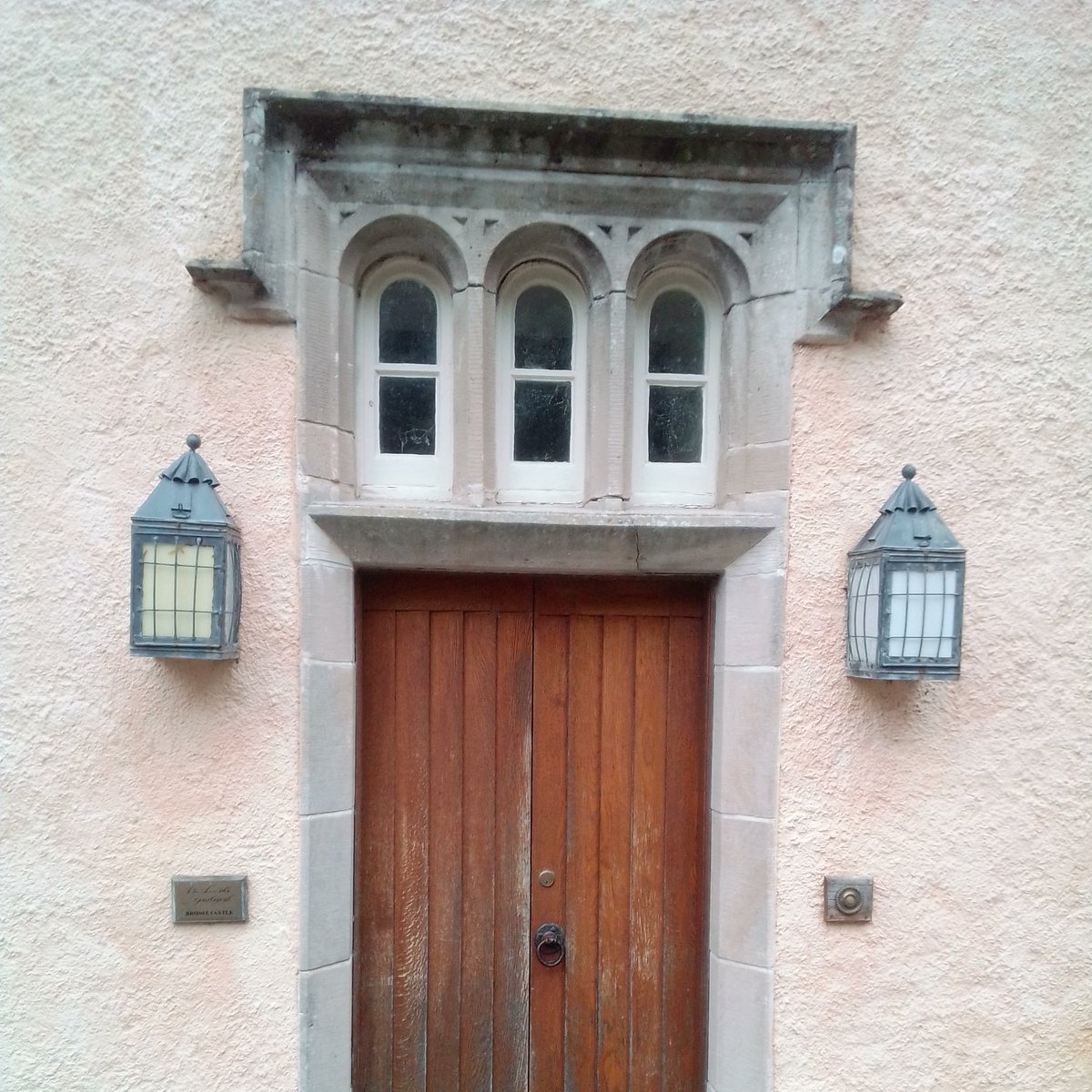 DavidRoger1951's tweet photo. For #AdoorableThursday - Brodie Castle 🏰 🏴 with bonus lamps and #tinywindows https://t.co/9xk30JRkFL