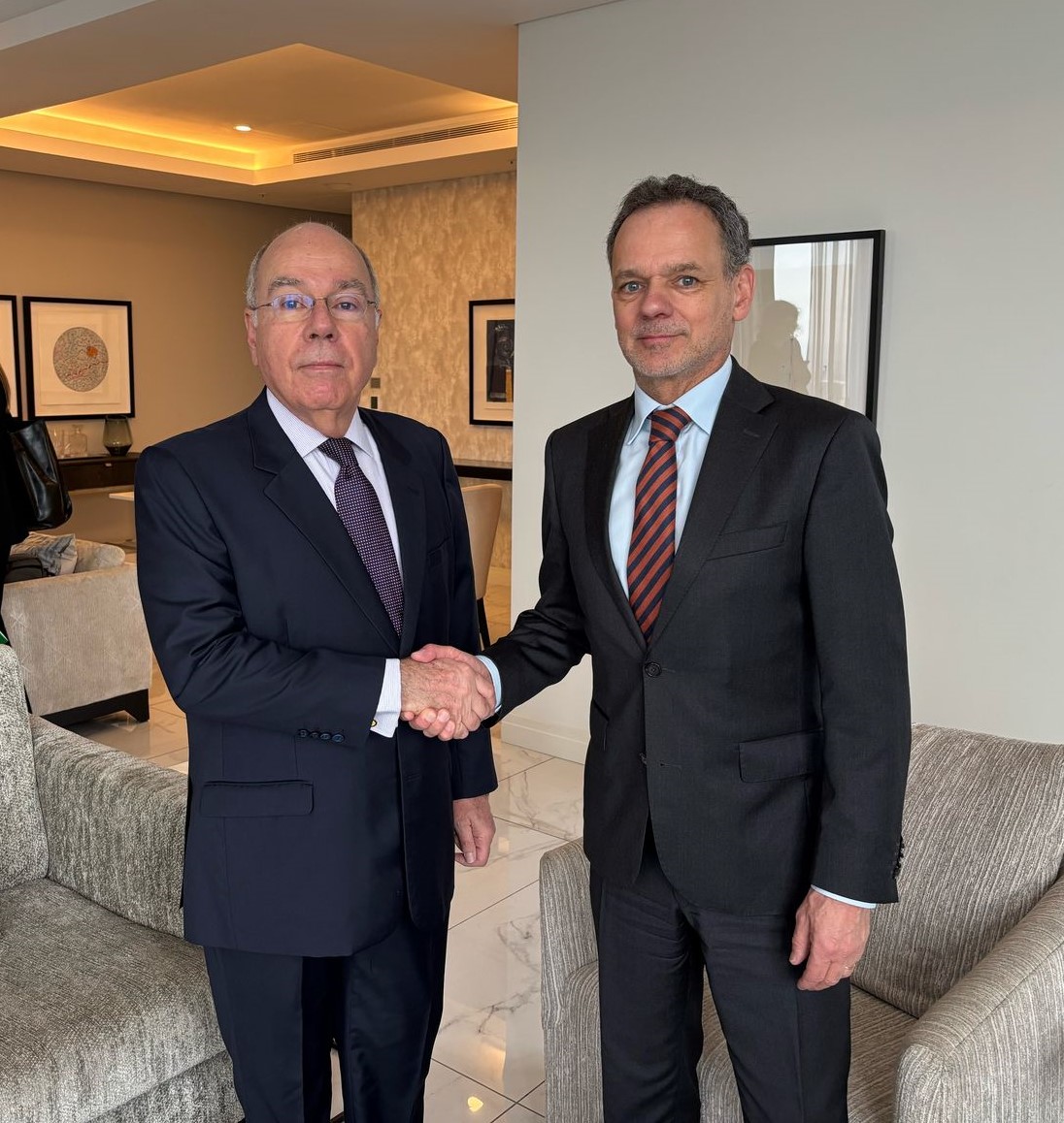 Pouco antes do início do encontro de chanceleres do G20, o Ministro Mauro Vieira reuniu-se hoje em Joanesburgo com o chanceler holandês Caspar Veldkamp. Discutiram a agenda da reunião do G20 e o papel do 🇧🇷 e dos países europeus na atual conjuntura política e comercial global.