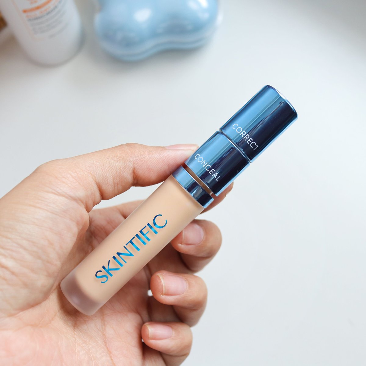 นี่แหล่ะถูกต้องคอนซีลเลอร์ 2 หัวในแท่งเดียวจาก Skintific เป็นทั้งคอนซีลเลอร์และคอเรคเตอร์ ปกปิดดีมาก ผิวกริบเหมือนสร้างผิวใหม่ เบลอรูขุมขนสุดๆ เราใช้แค่แท่งนี้ไม่ลงรองพื้นจบเลย เวลาใช้ค่อยๆแต้มทีละน้อยนะ เกลี่ยง่าย ไปอ่านเจอมาเค้าใส่ส่วนผสมช่วยให้ใต้ตาชุ่มชื้นเรียบเนียน อะเริ่ด✨ #SkintificTH #SKINTIFICConcealer
