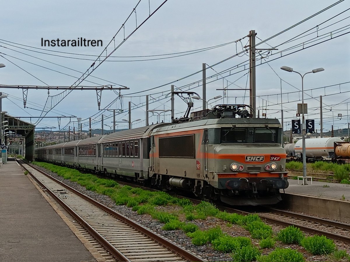 europa_tren's tweet photo. La Nez Casse BB 7300 Beton con el Corail Intercité Bordeaux St Jean>Marsella St Charles en la Gare de Narbona, septiembre de 2024. Foto: Ezequiel Pérez Martínez #EuropaTren #instarailtren #Sncf #Corail #intercite #Occitane #CatalunyaNord #France🇫🇷 #FelizJueves https://t.co/T5vryKgdrK