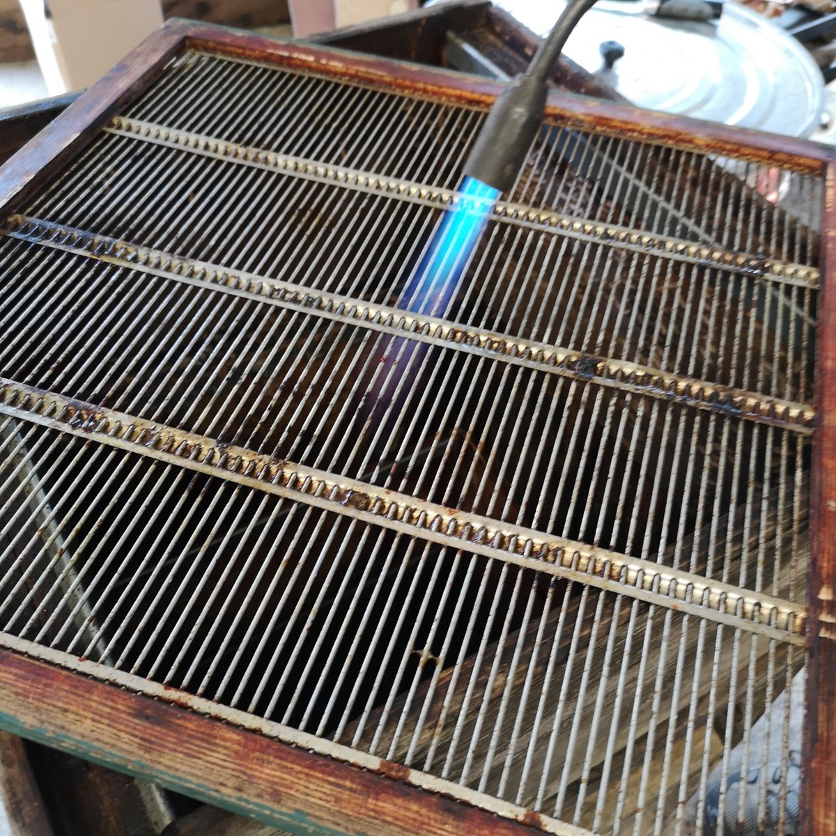 NorfolkHoneyCo's tweet image. Cleaning queen excluders using a blowtorch .

#beekeepingtips #beekeepinghowto #queenexcluders #beekeeping