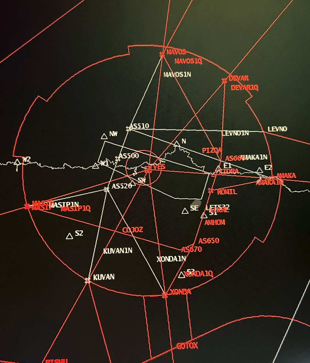 controladores's tweet photo. Día de cambios en LEAS (Asturias). 
Hoy dejamos las SID y STAR, las rutas de Salida y Llegada, que se volaban con las ayudas instaladas en tierra (VOR y NDB) y empezamos con la navegación por satélite y metodología PBN (Performance Based Navigation).
Ello permite en unos casos mejorar descensos y ascensos continuados y en otros casos rutas algo más cortas.