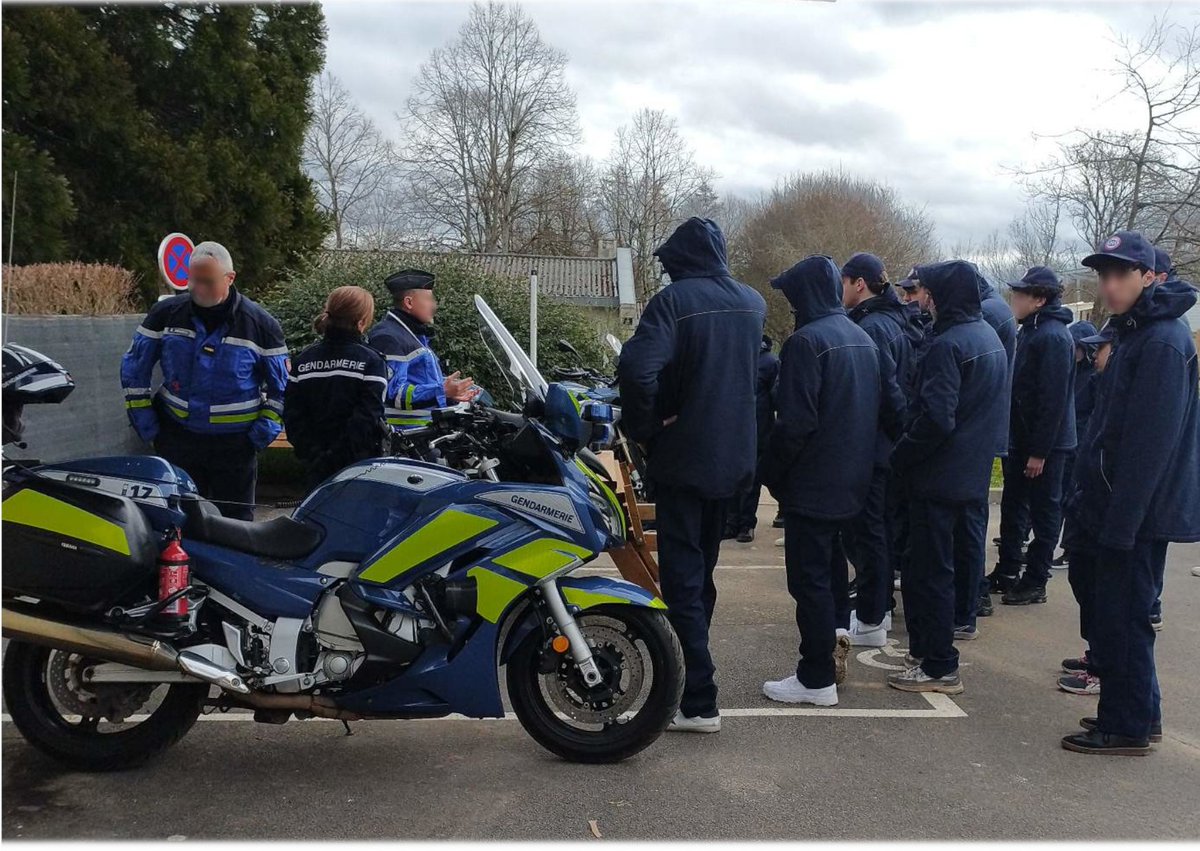 [ENGAGEMENT CITOYEN]
Les gendarmes de l'Aveyron ont présenté leurs métiers aux 157 jeunes composant la phase 1 du service national universel (SNU) le mercredi 19 février à Espalion (12). Au bilan : un franc succès et... des vocations qui naissent déjà !