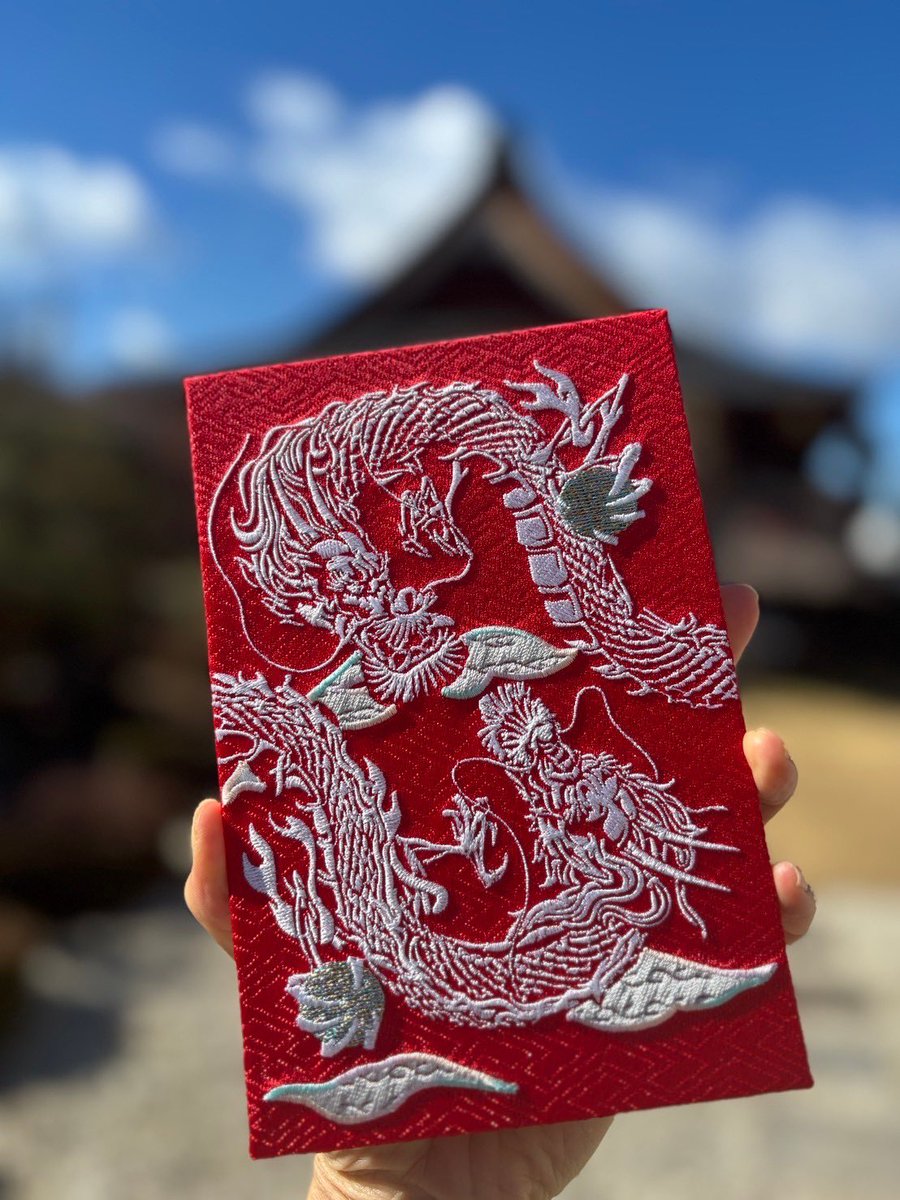 cyoukouji's tweet photo. 3月9日の祈祷祭でご披露させて頂く
御朱印帳のニュータイプです🐉

100冊の限定御朱印帳になります。

今年は白龍イメージです。
祈祷祭で是非、御購入くださいませ。

サイズ　大判サイズ（18x12）になります。

お値段は3700円です。
#御朱印帳 #御朱印 https://t.co/CilSkp9Uyu