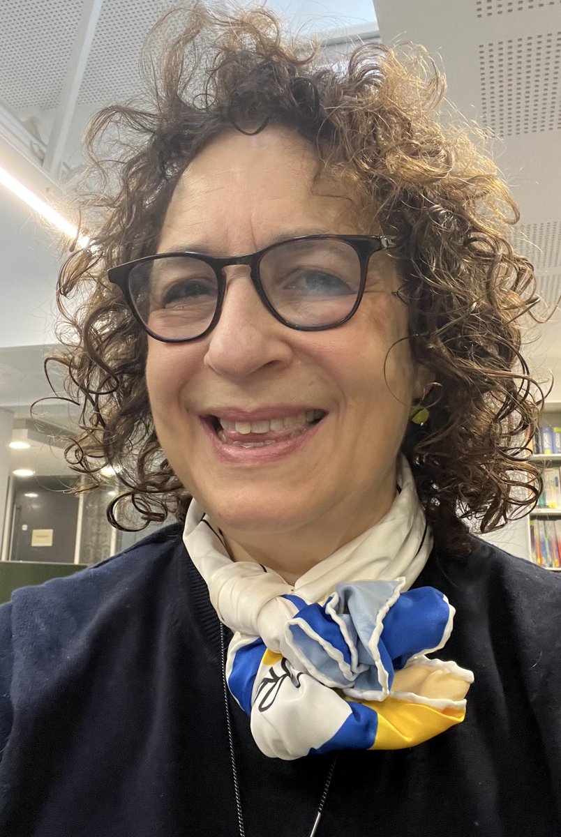 Showing my support for a democratic country which holds free and fair elections. Pretty amazing how many commuters asked where I got the scarf 🇺🇦