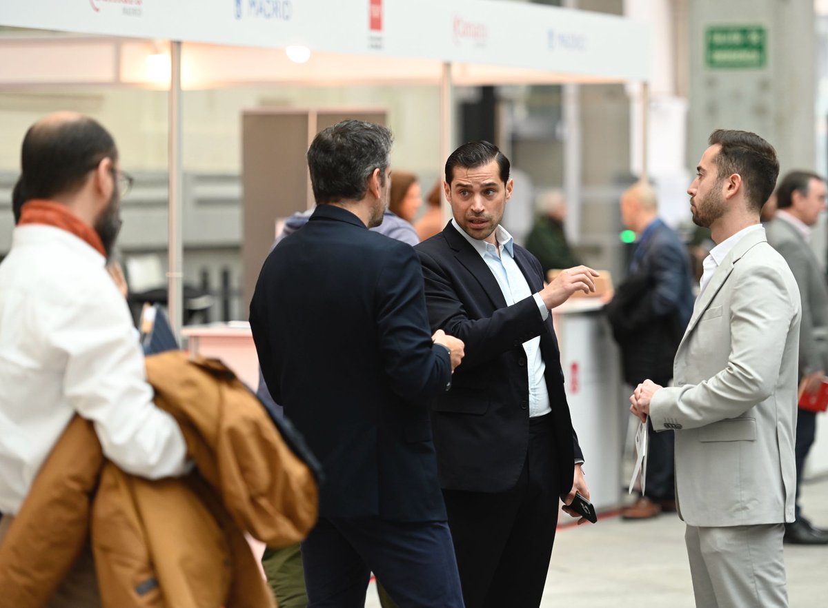 ImpulsoExterior's tweet photo. Cómo nos gusta ver este ambiente de negocio y networking en la Galería de Cristal del Palacio de Cibeles. #imexmadrid25 
@ClubExportadore @LavinaFernando @How2GoColombia https://t.co/korn0c3c6x