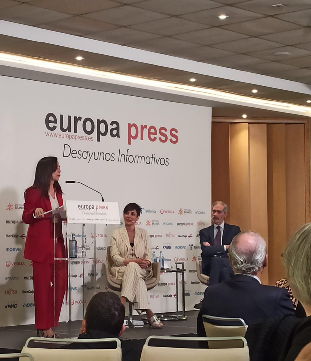 La <a href="/VecinalCeav/">CEAV VECINAL</a> en el desayuno informativo de <a href="/europapress/">Europa Press</a> en el que interviene Isabel Rodríguez, ministra de <a href="/viviendagob/">Ministerio de Vivienda y Agenda Urbana</a> Trasladando la voz del movimiento vecinal estatal ante el problema más acuciante de nuestra sociedad. <a href="/FRAVM/">Federación Vecinal de Madrid</a> <a href="/Jorgenacarino/">Jorge Nacarino</a> <a href="/FAVBBadalona/">F.A.V.B.(Badalona)</a> <a href="/vecinalvall/">Federación de Asociaciones Vecinales de Valladolid</a>