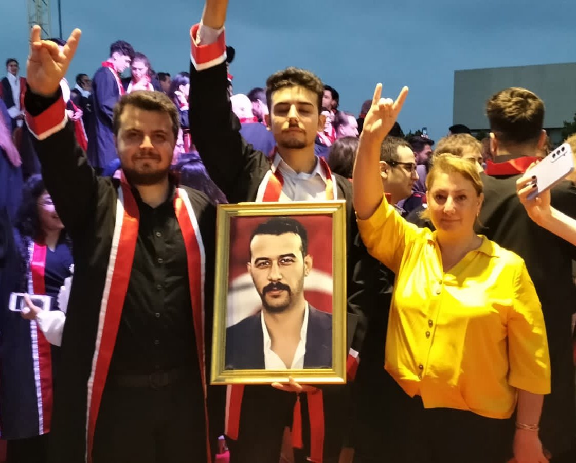 FigenOrhan10's tweet photo. Haydi yiğit ülküdaş yol sanadır gidesin.                 Özmen'e Ercüment'e selam edesin.                        Başbuğ'un ota��ında sağ yanında durasın.              Emanetin, hatıran vallah namus olacak.                  Dava yaşatılacak ve ruhun şad olacak.... https://t.co/ZinFIS9HHT