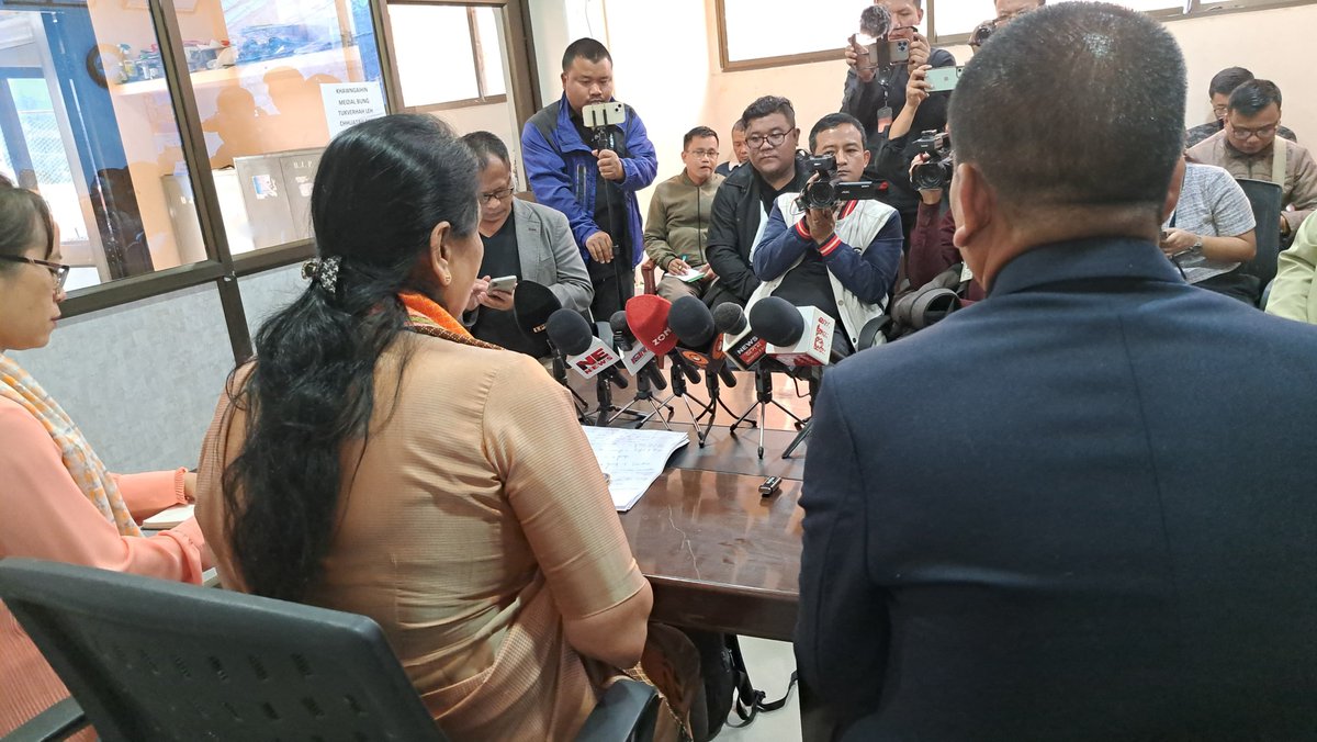 MsaTluanga's tweet photo. Hon’ble MoS @ShobhaBJP Ministry of Micro, Small & Medium Enterprises and Ministry of Labour & Employment, Government of India held a Press Conference on The Union Budget 2025-2026 in Aizawl, Mizoram. 

@JPNadda @blsanthosh @sambitswaraj  @deveshkumarbjp @hmuakabjp @BJP4Mizoram @bjym_mizoram @MahilaMizoram @BJPKisanMizoram @bjpaizawldist @BLawngtlai @BJP4Mara @DrBeichhua @lalthangmawii75 @LRSFanai @BjpCadc @BJP4Mara @BLawngtlai @BjpSiaha37203 @iamfelakhiangte