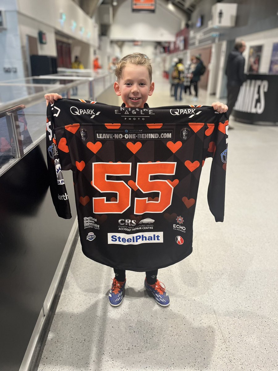 Wednesdayboy5's tweet photo. Finally won a SOYB one happy little boy @steelershockey 🧡🧡 https://t.co/tny5GjWqMk
