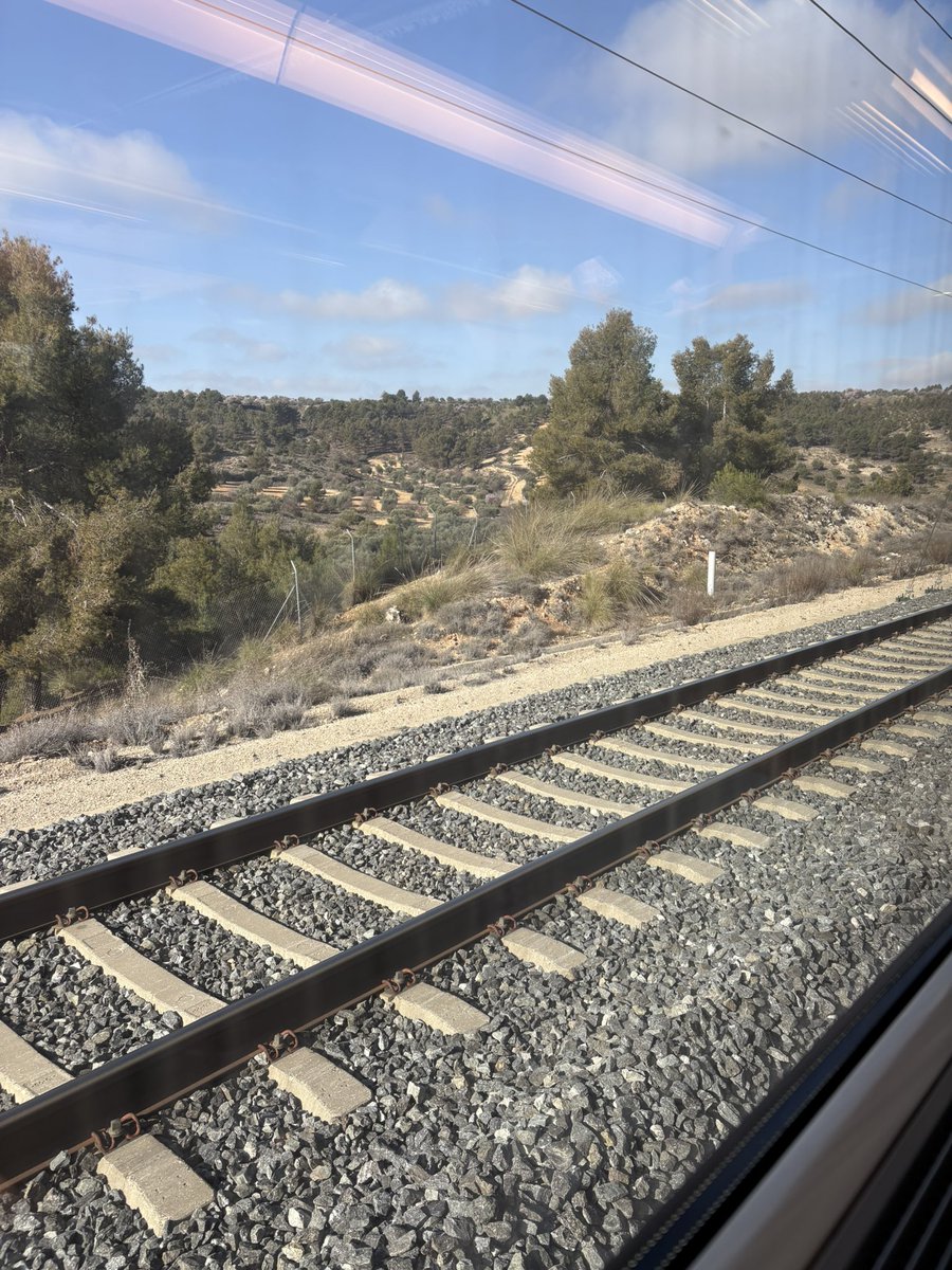 adrianroget's tweet photo. AVE averiado hora media. Es el service de nuestra gran @Renfe @Inforenfe .Los trenes cada vez más viejos  y con problemas constantes. Ademas , creo que no devuleven integro el billete. #Renfe #Trenes #Ave https://t.co/fKRGYgXLj4