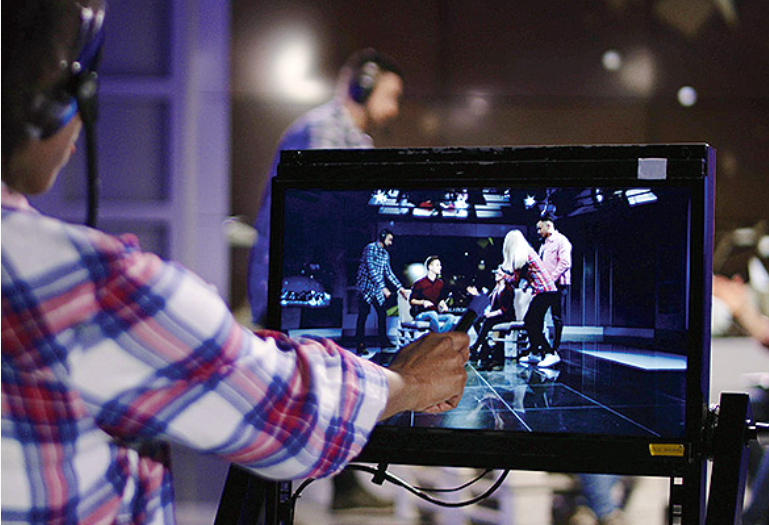 Máster en Creación Cinematográfica y Audiovisual 📹

Se centra en la formación teórica y metodológica, además de en la exploración práctica, de quien desee realizar películas y obras audiovisuales artísticas

➡️bit.ly/3e79UMY