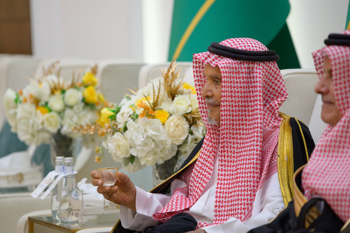 مرحوم ياشيخ الكرم منبع الجود
 حتى السماء هلت دموع الطهارة
شيخ لفقدة يبكي الهيل والعود
انا اشهد ان فقدة ومثلة خسارة
شيخ البطي نرثية ويبكونة بزود
ناس على فقدة بدمعة غزارة
اما يتيم عودة مدت الجود 
ولا كريم مطفي الفقر نارة
عساة للفردوس بالخير موجود
وعسى حسان الحور تخدم بدارة