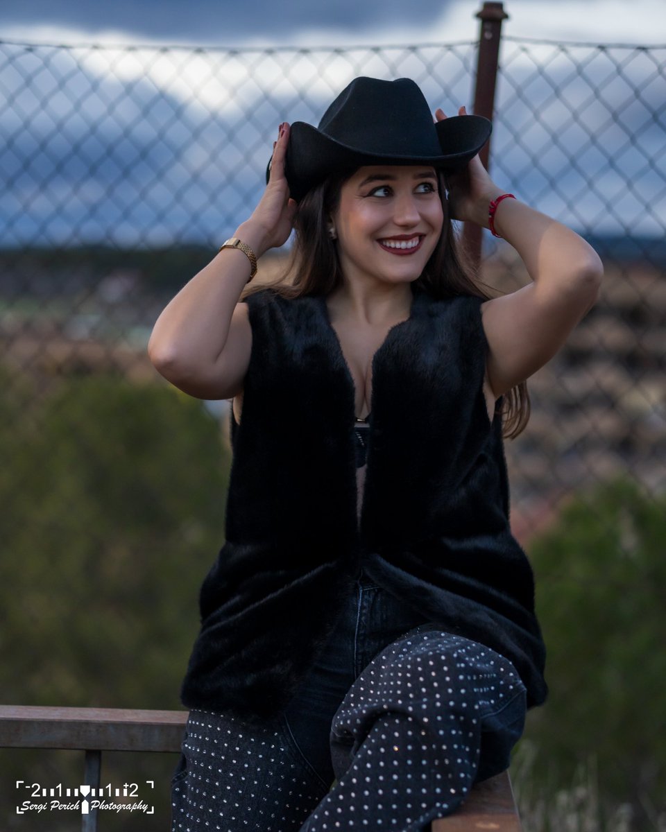 SPerichPhoto's tweet photo. Esta foto tiene muchísima personalidad. La combinación del sombrero y el chaleco negro le da un toque western moderno, y la expresión lo dice todo: actitud y estilo. 🔥🤠
#SperichPhoto #CowgirlVibes #WesternChic #RaquelillaSol https://t.co/3x9yNWxoQS