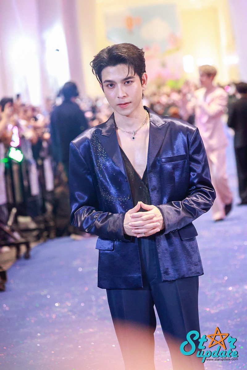 webstarupdate's tweet photo. ส่องลุคหนุ่มๆ ในงาน DMD LINE UP 2025+ “𝗚𝗟𝗢𝗪 𝗨𝗣” 
เริ่มด้วย "ทอมมี่ สิทธิโชค"
#DMDLINEUPSOON
#tommysittichok https://t.co/1iXmmxlyIk