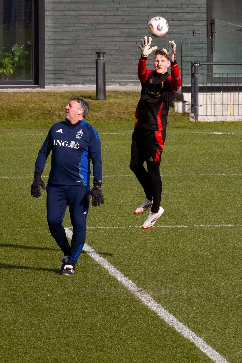 PeterPisele's tweet photo. Nog eens de nationale driekleur mogen verdedigen 🥳, samen met nóg vier U16-spelers van @RAFC_academy_. De eerste match tegen Italië in Tubeke werd, onverdiend 😇, met 0-1 verloren. Zaterdag een nieuwe kans 💪. #fierenonkel #coyr #rbfa https://t.co/76QjfBRqcv