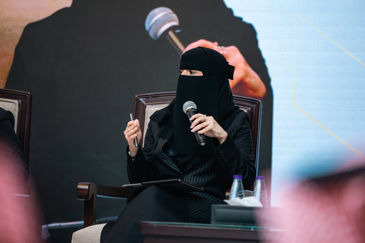 استمع حضور ملتقى تواصل 10 إلى تجارب رائدة في التمكين الاقتصادي على النحو التالي:

- تجربة البنك الإسلامي للتنمية قدمها الأستاذ خالد أحمد
- تجربة باب رزق جميل قدمتها الأستاذة نجلاء صفدر
- تجربة مؤسسة سليمان الراجحي للتنمويل التنموي قدمتها الأستاذة نورة البراك