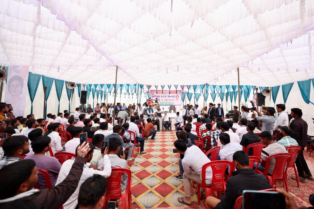 नेता विपक्ष श्री <a href="/RahulGandhi/">Rahul Gandhi</a> ने रायबरेली के मूल भारती छात्रावास में छात्रों से मुलाकात की।

राहुल गांधी जी युवाओं के संघर्ष को समझते हैं—चाहे जातिगत भेदभाव हो या बेरोज़गारी। 

उन्होंने हमेशा मज़बूती से शिक्षा और रोजगार के मुद्दों को उठाया है।