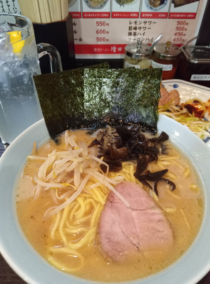 今日も寒いのでラーメン屋で飲んでま〜す🤩まだ木曜日だけどまっいいか✌️