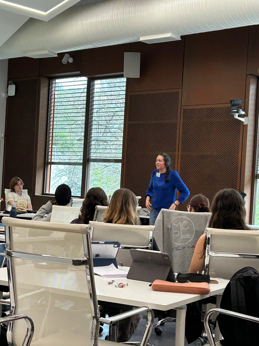 Je suis au stage Maths CpourL, pour les étudiantes de licence de maths, au <a href="/_CIRM/">CIRM</a> . Aujourd'hui, rencontre avec Marina Poulet, maitresse de conférences à l'université Grenoble Alpes.  Elle leur parle de son parcours d'étudiante, de sa thèse sur les  groupes de Galois.