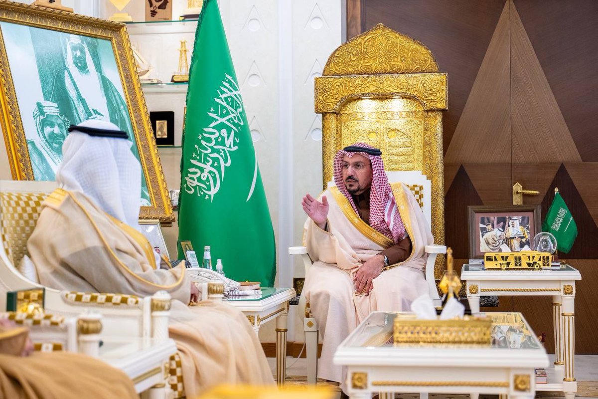 EmarahAlQassim's tweet photo. أشاد سموه بالجهود الكبيرة التي بذلتها الجهات المشاركة في الجناح، ودورها في إبراز المنطقة وتعريف الزوار بما تزخر به من إمكانيات وموروث ثقافي يعكس هويتها التاريخية والتنموية..

سمو #أمير_منطقة_القصيم يكرّم الجهات المشاركة في جناح الإمارة بواحة الأمن في مهرجان الملك عبدالعزيز للإبل. https://t.co/Y0vomsvoOY