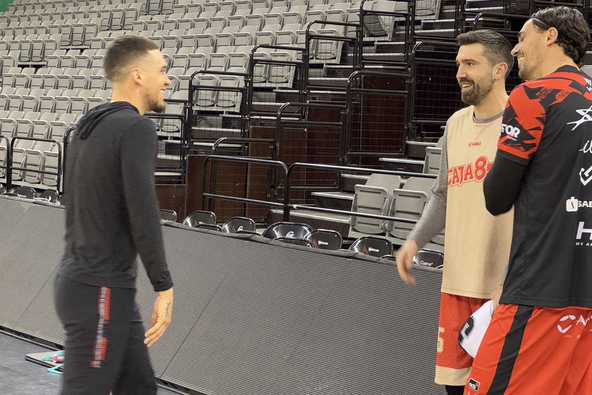 🫂 Reencuentros en Granada

Josep Franch y Scott Bamforth, que compartieran plantilla en la 13/14 en Sevilla, se reencuentran hoy en el Palacio de Granada. 

¡Qué recuerdos! #VamosCaja87