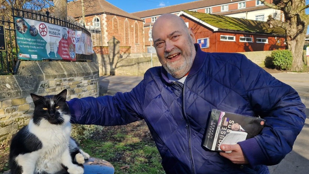 BeyondDementia_'s tweet image. It’s not every day you meet a local legend!  So when Robin and home #supportworker Mandy took a stroll through #Trowbridge Park, they knew a selfie with Tobi - the park’s famous cat was a must! 
#Wiltshire
