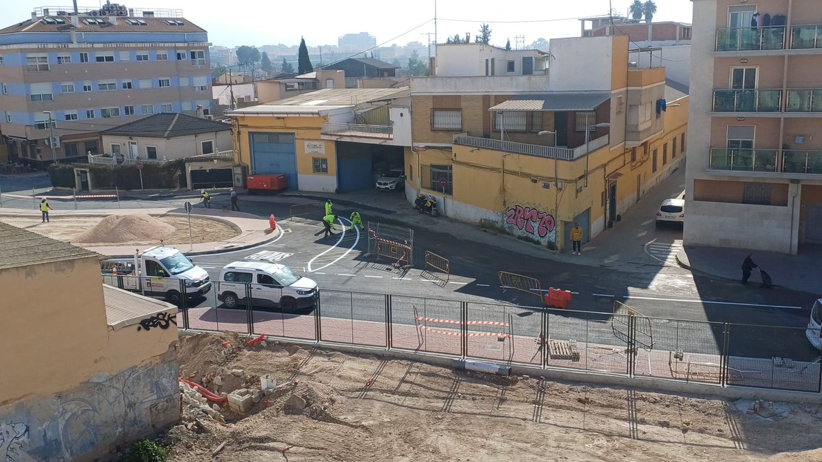 BarriomarObs's tweet photo. El jardín lineal con un boulevard peatonal y arbolado se parece mucho a la mierda de asfalto y muro de toda la vida. https://t.co/alznXVaZqJ