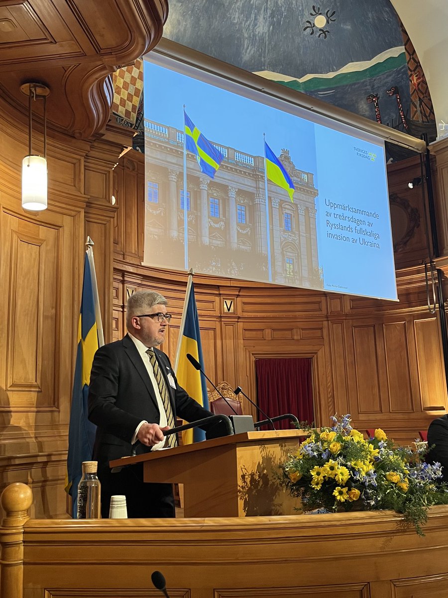 Nu håller ⁦<a href="/a_plakhotniuk/">Andrii Plakhotniuk</a>⁩ anförande under riksdagens uppmärksammade av Rysslands fullskaliga krig mot Ukraina. 🇺🇦