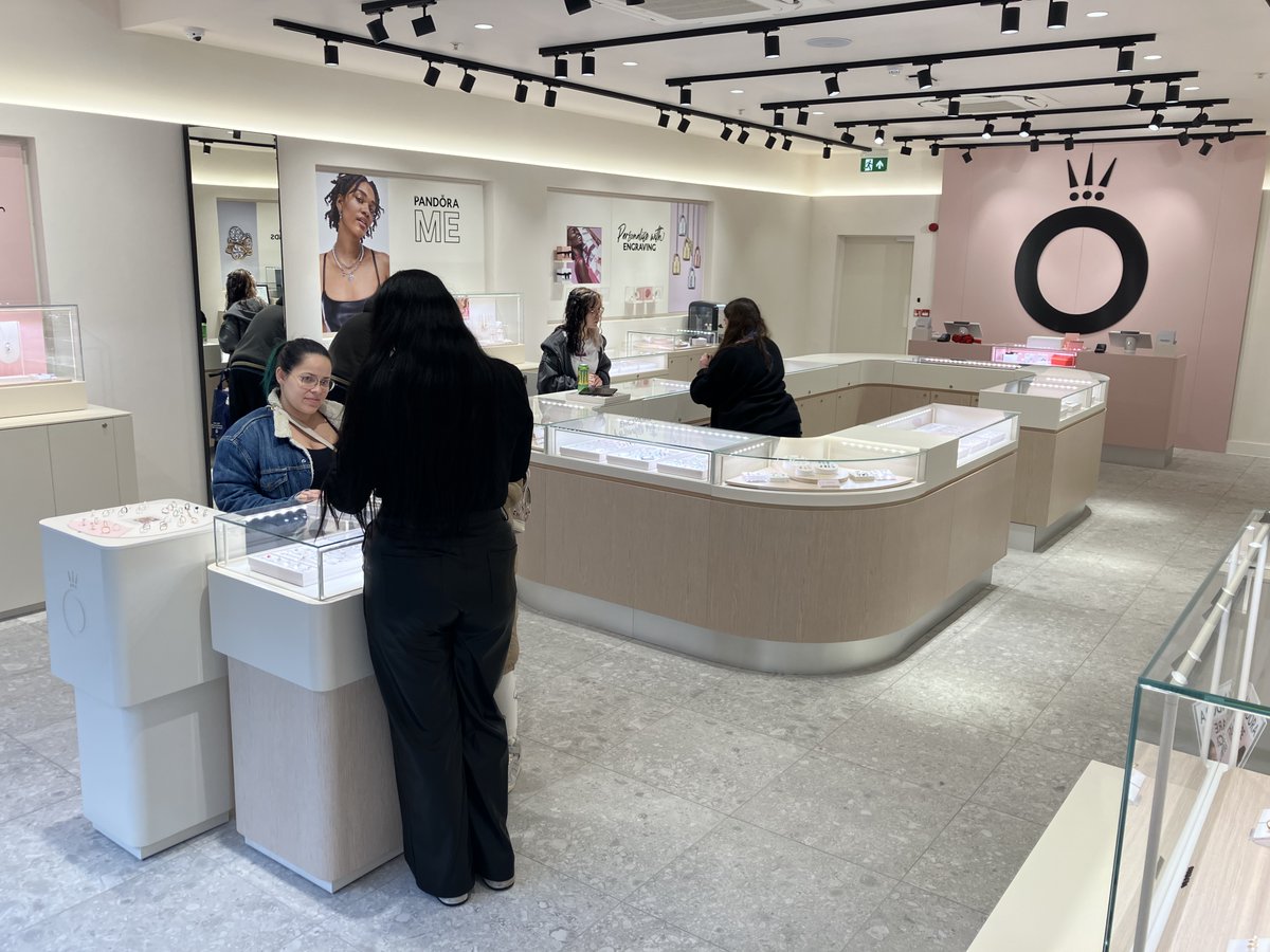 WillowPlaceCorb's tweet photo. We are delighted to welcome Pandora to our retail line up in Willow Place. This fabulous new store opened today, 20th February. #pandora #corby #willowplace #highstreetretail https://t.co/bZNFH4PFqq