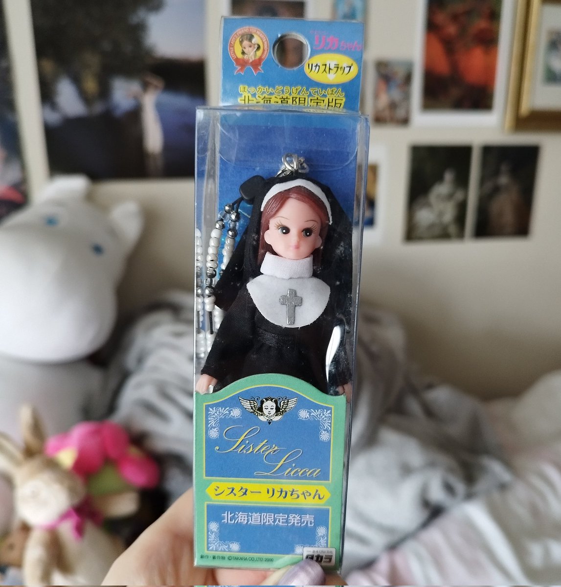 Ioglady's tweet image. she's so cute... can't decide if i should keep her in the box or not