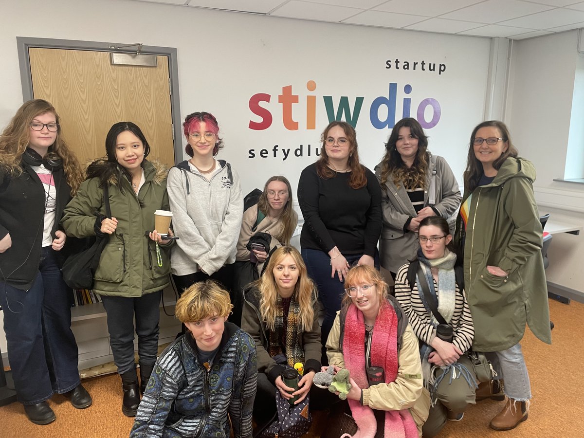 Diolch yn fawr i Emily Bull a'i charfan o'r Celfyddydau Therapiwtig a Creadigol. Roedd hi'n hyfryd eich croesawu chi i Stiwdio Trefforest yr wythnos diwethaf ac ateb rhai o'ch cwestiynau cychwynnol a llawrydd.