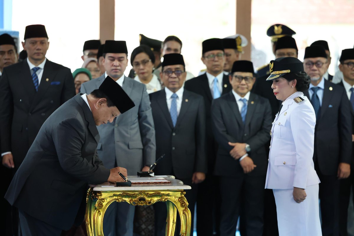 Hari ini, saya secara resmi melantik 961 Kepala Daerah di seluruh Indonesia. Para gubernur, bupati, dan wali kota yang baru dilantik kini mengemban amanah besar untuk melayani rakyat dengan sepenuh hati.

Sebagai pemimpin daerah, tugas yang paling utama adalah meningkatkan
