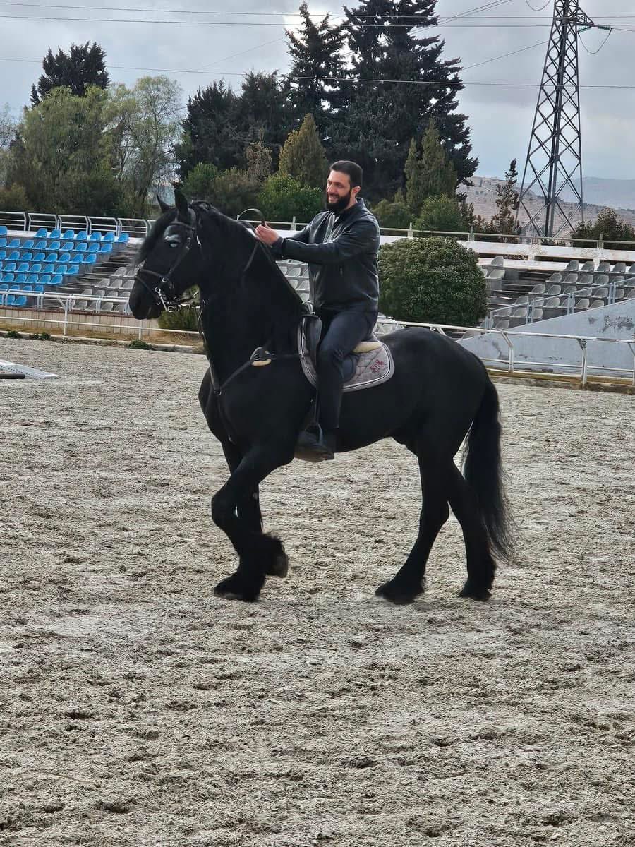 Mixat_1's tweet photo. وَسَلي الفَوارِسَ يُخبِروكِ بِهِمَّتي
وَمَواقِفي في الحَربِ حينَ أَطاها

وَالخَيلُ تَعلَمُ وَالفَوارِسُ أَنَّني
شَيخُ الحُروبِ وَكَهلُها وَفَتاها 
#سوريا 
#احمد_الشرع https://t.co/wrQcuCq7JK